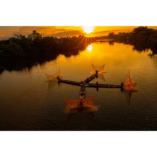 Norring, Tom 아티스트의 Vietnam-Coordinated lagoon fishing with nets at sunset작품입니다.